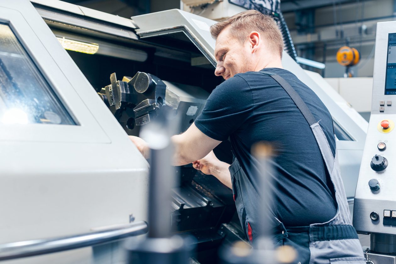 ein Mechaniker bei der Arbeit